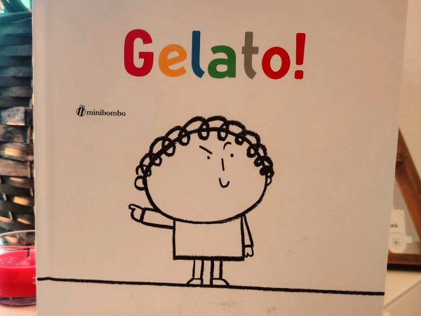 “Gelato” della Casa Editrice  MiniBomboGelato è uno di quegli albi capaci di far sorridere grandi e piccoli con una semplicità disarmante. Con il tipico stile MINIBOMBO, essenziale, brillante, giocoso, il libro diventa una lettura interattiva fatta di attese e risate! ️Racconta la storia di un bambino e della sua insistente richiesta al papà di mangiare un gelato. Una scena quotidiana, tenera e buffa, che diventa lo spunto per riflettere sul tema dei capricci e su quanto sia importante, per un adulto, mantenere un “no” chiaro e fermo.Un “no” che può sembrare difficile da sostenere, ma che spesso si rivela rassicurante e contenitivo… e che, alla fine, è anche superabile.Un albo semplice solo in apparenza, perfetto per sorridere e per parlare insieme di limiti, desideri e piccole grandi frustrazioni quotidiane. #libriperbambini#libriperbambinimanonsolo#alboillustrato