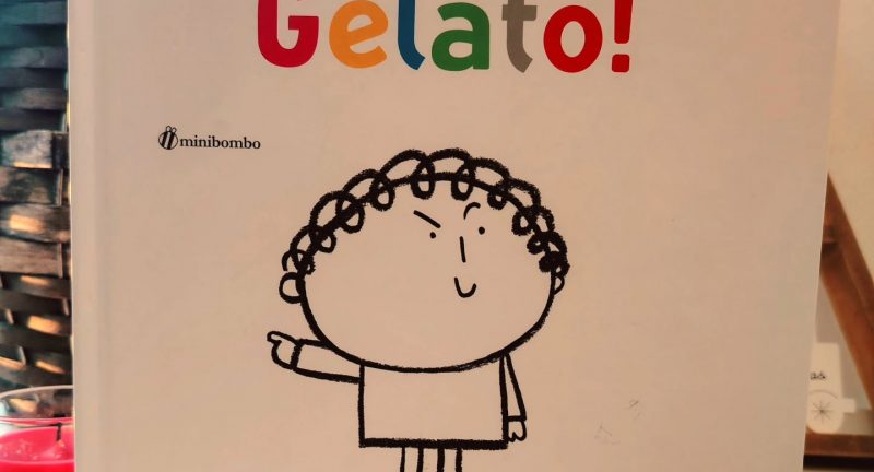 “Gelato” della Casa Editrice  MiniBomboGelato è uno di quegli albi capaci di far sorridere grandi e piccoli con una semplicità disarmante. Con il tipico stile MINIBOMBO, essenziale, brillante, giocoso, il libro diventa una lettura interattiva fatta di attese e risate! ️Racconta la storia di un bambino e della sua insistente richiesta al papà di mangiare un gelato. Una scena quotidiana, tenera e buffa, che diventa lo spunto per riflettere sul tema dei capricci e su quanto sia importante, per un adulto, mantenere un “no” chiaro e fermo.Un “no” che può sembrare difficile da sostenere, ma che spesso si rivela rassicurante e contenitivo… e che, alla fine, è anche superabile.Un albo semplice solo in apparenza, perfetto per sorridere e per parlare insieme di limiti, desideri e piccole grandi frustrazioni quotidiane. #libriperbambini#libriperbambinimanonsolo#alboillustrato